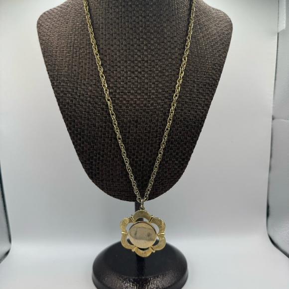 Pegasus Coro vintage gold tone open flower power pendant on vintage chain - Picture 8 of 10